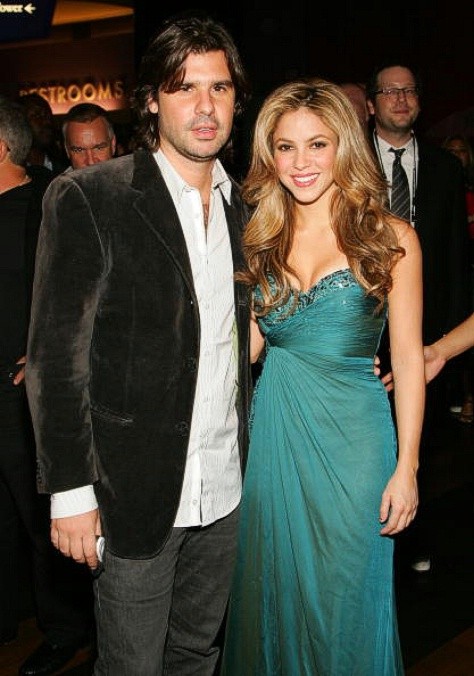 Trước đây Shakira đã từng có mối tình 11 năm với Antonio de La Rua, con trai của cựu tổng thống Argentina Fernando de La Rua. Họ chia tay vào đầu năm 2011 và sau đó Shakira bắt đầu đi lại với Pique.